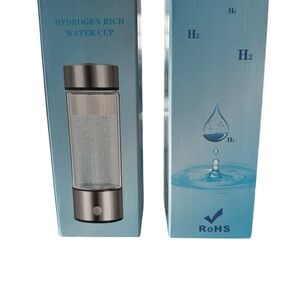 Sleek Silver Water Bottle with Modern Design‎ and Metallic Accents